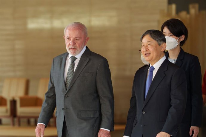 25 de março de 2025, Japão, Tóquio: O imperador Naruhito do Japão acompanha o presidente brasileiro Luiz Inácio Lula da Silva ao deixar o Palácio Imperial em Tóquio. Foto: -/ZUMA Press Wire/dpa