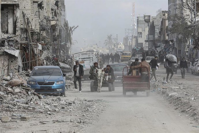 Archivo - Imagen de archivo de civiles en la Franja de Gaza en medio de edificios destruidos por los ataques de Israel sobre Rafá