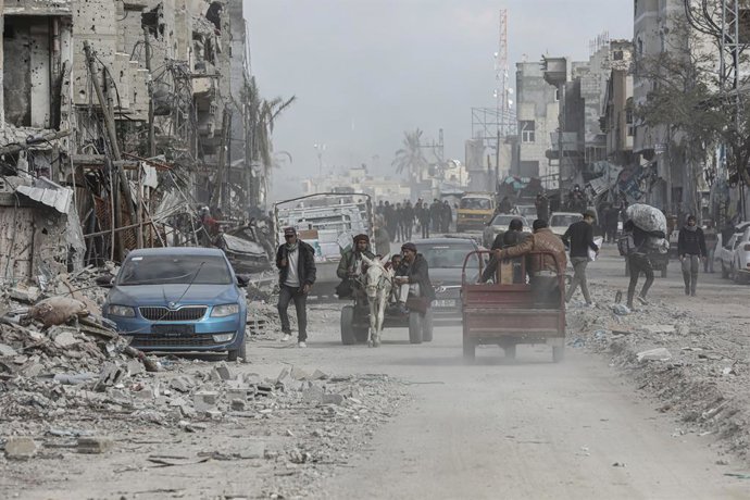 Arquivo - 20 de janeiro de 2025, Rafah, Faixa de Gaza, Território Palestino: Palestinos deslocados internamente inspecionam suas casas destruídas em Rafah, no sul da Faixa de Gaza, em 20 de janeiro de 2025, em meio a um cessar-fogo entre Israel e o Hamas.