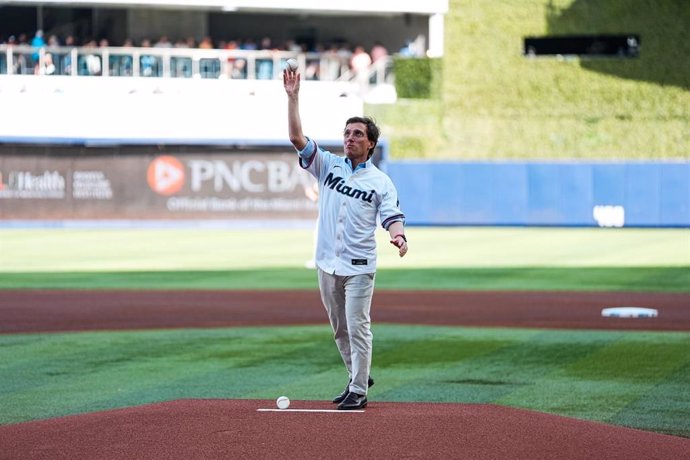El alcalde de Madrid, José Luis Martínez-Almeida, pone el broche final a su viaje a Estados Unidos con el saque de honor en el partido Miami Marlins vs Mets de NY