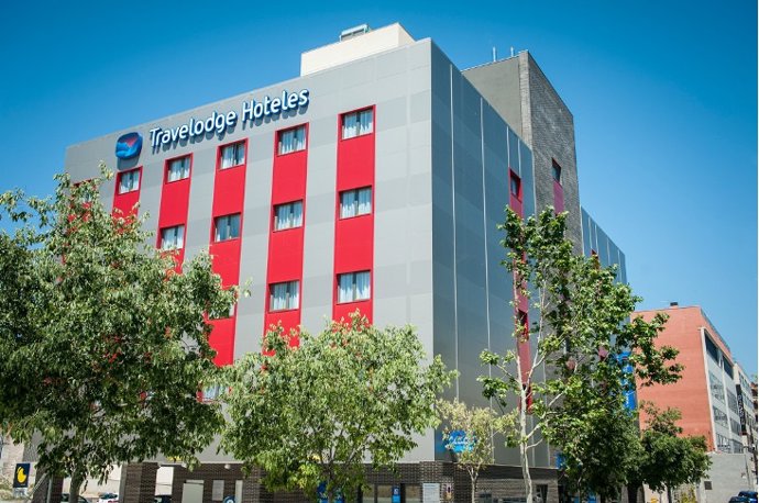 Travelodge factura 1.358 millones en 2024, misma cifra que un año antes, y logra 11% menos de Ebitda por bajas tarifas.