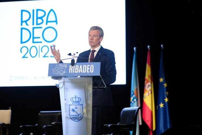 El presidente de la Xunta, Alfonso Rueda, ha reivindicado este jueves el municipio lucense de Ribadeo como "destino de referencia" del turismo gallego.