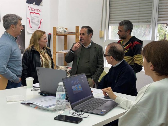 El delegado territorial de Desarrollo Educativo y de Formación Profesional y de Universidad, Investigación e Innovación, Miguel Briones, visita la EASD San Telmo