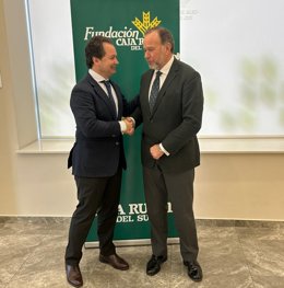 Miguel Ángel Tamarit Almagro y José Luis García-Palacios Álvarez se dan la mano tras la firma.