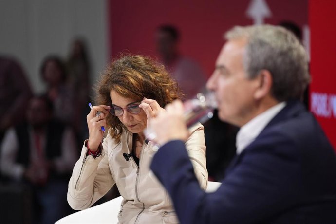 Archivo - El expresidente José Luis Rodríguez Zapatero, y la vicesecretaria general del PSOE y vicepresidenta primera del Gobierno y ministra de Hacienda, María Jesús Montero, el pasado febrero