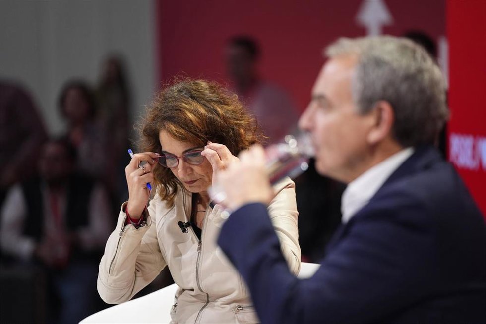 Archivo - El expresidente José Luis Rodríguez Zapatero, y la vicesecretaria general del PSOE y vicepresidenta primera del Gobierno y ministra de Hacienda, María Jesús Montero, el pasado febrero