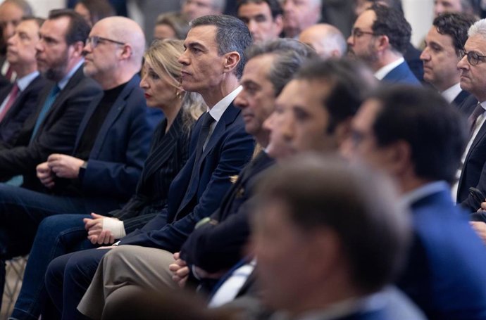 El presidente del Gobierno, Pedro Sánchez (4i), y la vicepresidenta segunda y ministra de Trabajo y Economía Social, Yolanda Díaz (3i), durante una rueda de prensa, en el Complejo de La Moncloa, a 3 de abril de 2025, en Madrid (España). 