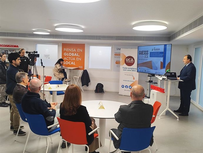 El rector de la UCA, Casimiro Mantell, presentando el informe Guesss UCA 2023/24.