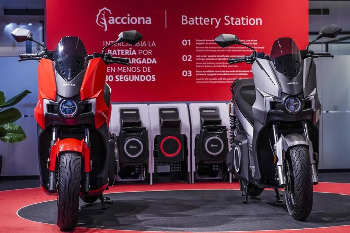 Acciona ha presentado hoy la nueva versión de su moto Silence S01, que incorpora novedades como la suspensión trasera renovada y una mayor velocidad punta.