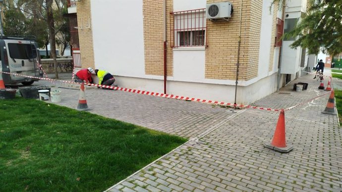 Operarios realizan arreglos junto a un bloque del Polígono del Valle.