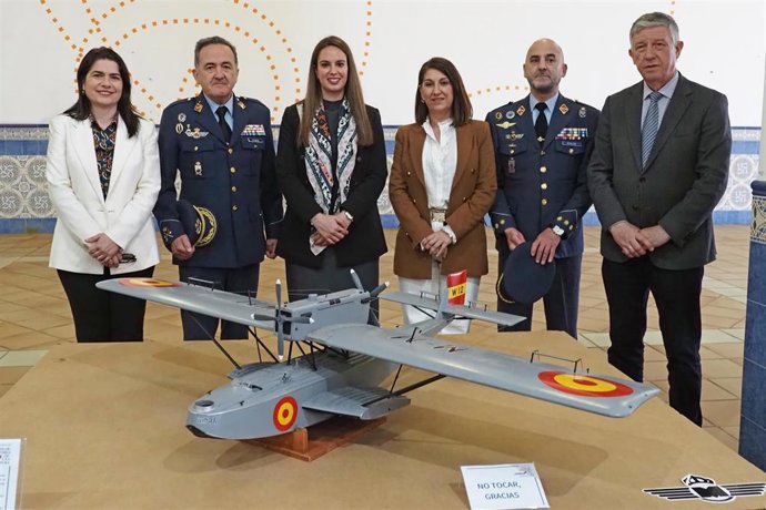 Autoridades en la exposición 'Volar, historia de una aventura' del Ejercito del Aire y del Espacio, en el marco de las actividades con motivo del centenario del vuelo del Plus Ultra, en Palos de la Frontera (Huelva).
