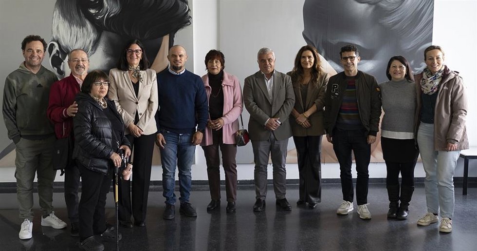 La rectora de la UHU, María Antonia Peña, ha firmado un contrato con el artista Manomatic.