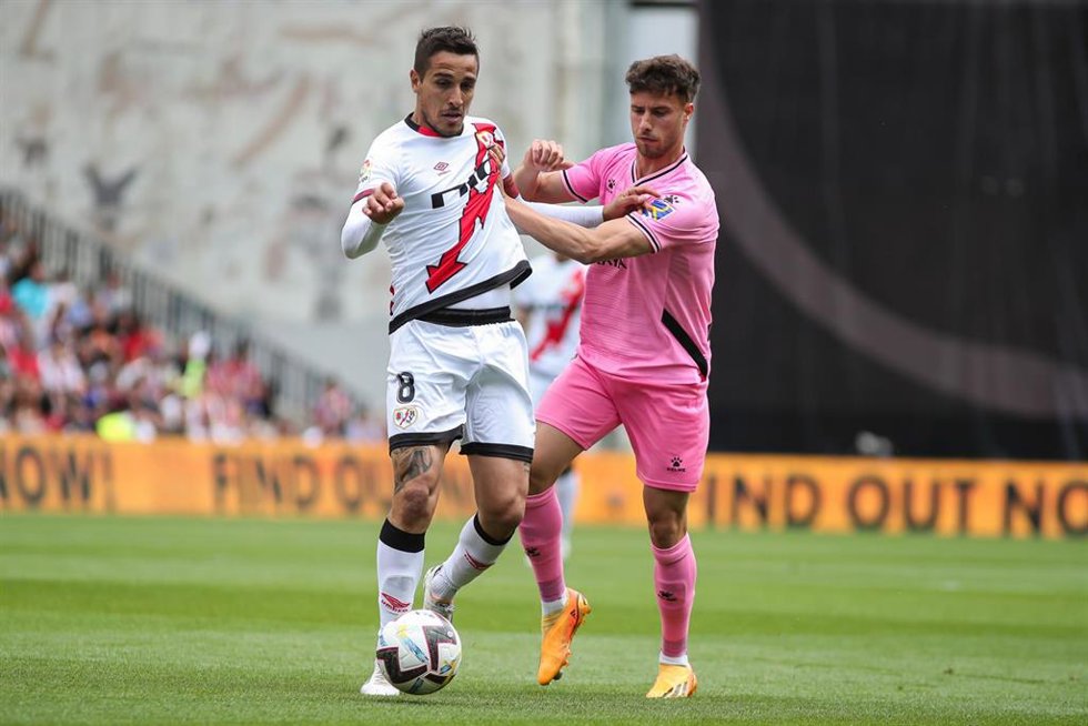 Archivo - Oscar Trejo y Javi Puado pelean por un balón en el Rayo Vallecano-RCD Espanyol de 2023