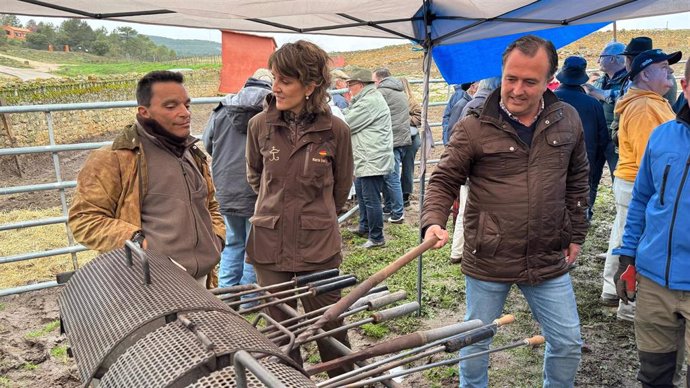 El presidente del Grupo parlamentario Vox en las Cortes de Castilla-La Mancha, David Moreno, en una ganadería de Cuenca.