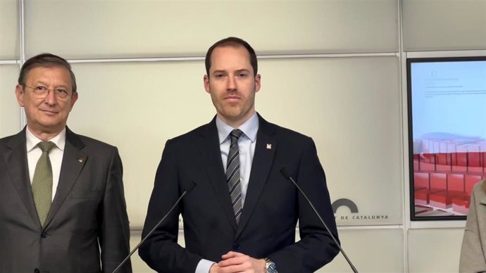 El portavoz del PP en el Parlament, Juan Fernández, en una rueda de prensa desde la Cámara