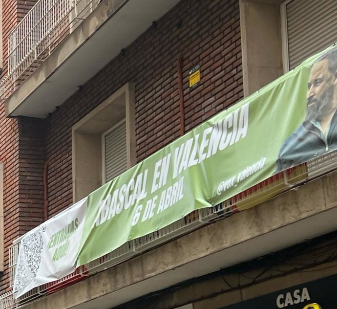 Imatge de la pancarta de Vox en la seua seu de València anunciant un acte del seu president, Santiago Abascal.  
