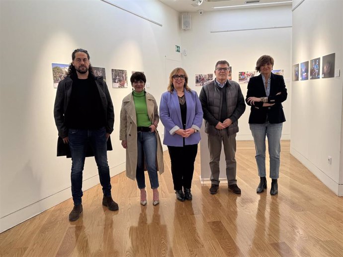 Foto de familia de la exposición.
