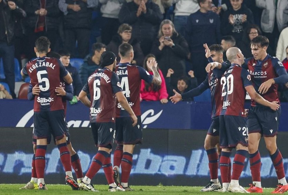 Archivo - Los jugadores del Levante celebrando un gol ante el Burgos.