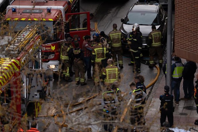 Varios bomberos trabajan en el lugar de los hechos, a 2 de abril de 2025, en Alcorcón, Madrid (España). Dos bomberos han fallecido y cinco han resultado heridos de diversa consideración en un incendio declarado en un garaje subterráneo