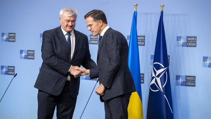 Archivo - El secretario general de la OTAN, Mark Rutte, y el ministro de Exteriores ucraniano, Andri Sybiga, en una reunión en la sede de la OTAN.