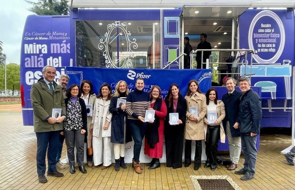 El Paseo de la Victoria de Córdoba acoge la exposición itinerante sobre cuidados y calidad de vida en pacientes oncológicas 'En cáncer de mama y cáncer de mama metastásico, mira más allá del espejo'.