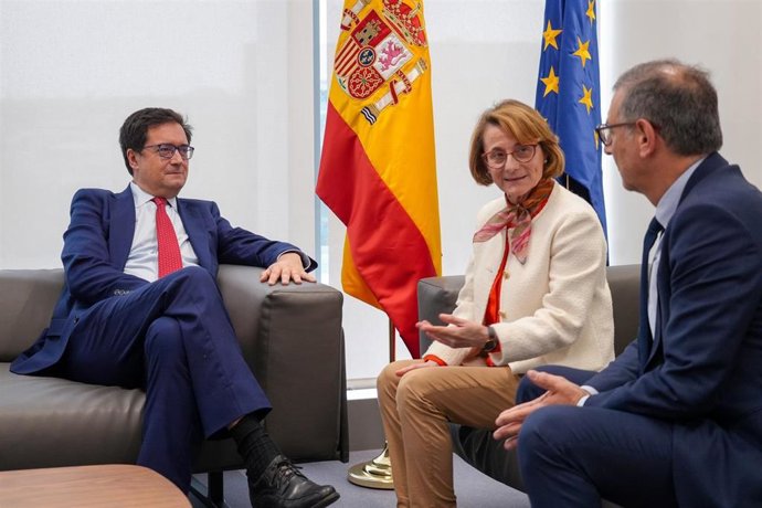 La presidenta de la Conferencia de Rectores de las Universidades Españolas (CRUE), Eva Alcón, se ha reunido este jueves con el ministro para la Transformación Digital y de la Función Pública, Óscar López
