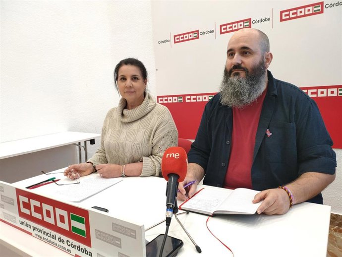 Esperanza Sánchez y José Enrique Guerra, en la sede provincial del sindicato.