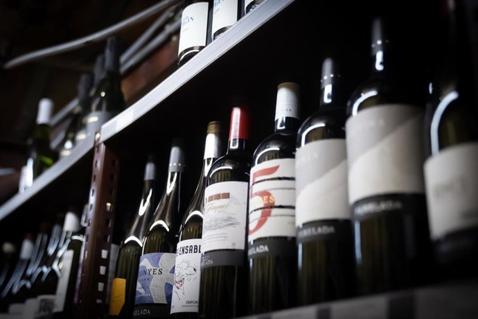 Archivo - Varias botellas de vino, 