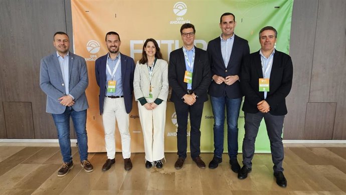 Juan Latorre (2d), junto a Jesús Cózar (3d), en el noveno congreso de UPA Andalucía.