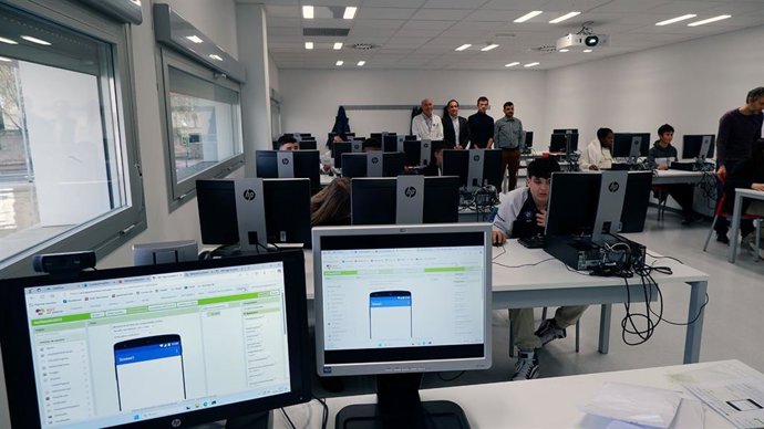Uno de los talleres Surfeando la Ingeniería Informática con, al fondo, el vicerrector Eduardo Fonseca, el decano José Luis Ansorena y los coordinadores Félix Gallarta, y Óscar González, de Descubriendo las Ciencias Agroalimentaria
