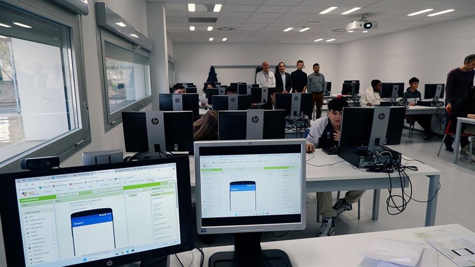 Uno de los talleres Surfeando la Ingeniería Informática con, al fondo, el vicerrector Eduardo Fonseca, el decano José Luis Ansorena y los coordinadores Félix Gallarta, y Óscar González, de Descubriendo las Ciencias Agroalimentaria
