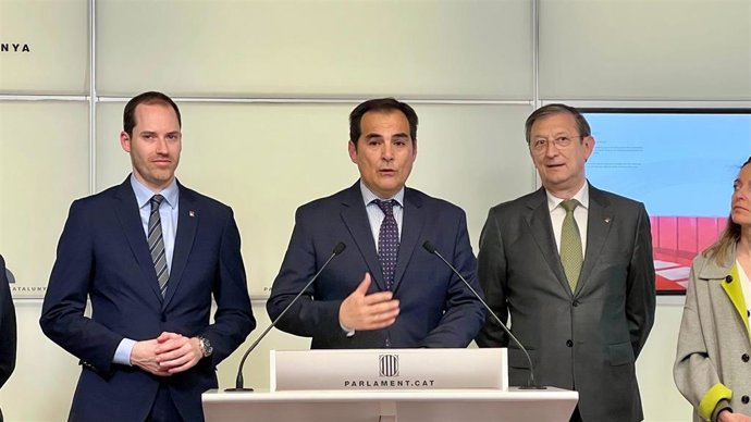 El consejero de Justicia, Administración Local y Función Pública de la Junta de Andalucía, José Antonio Nieto, en una rueda de prensa en el Parlament