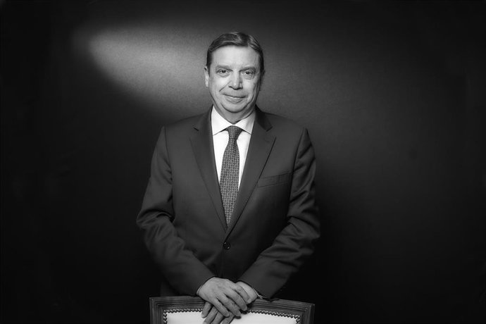 Archivo - El ministro de Agricultura, Pesca y Alimentación, Luis Planas, posa para Europa Press, a 11 de abril de 2022, en Madrid (España). 