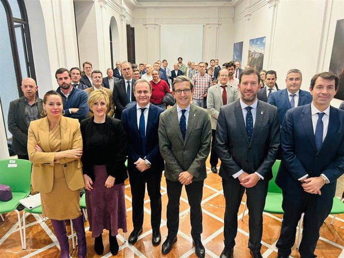 En la presentación, el consejero Jorge Paradela, ha estado acompañado del secretario general de Energía, Manuel Larrasa, y el delegado territorial de la Consejería en la provincia, Antonio García Acedo, entre otros.