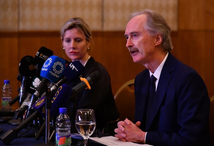 Archivo - DAMASCUS, Jan. 22, 2025 -- Geir Pedersen (R), enviado especial das Nações Unidas para a Síria, discursa em uma coletiva de imprensa em Damasco, Síria, em 22 de janeiro de 2025. Na quarta-feira, Pedersen enumerou sete obstáculos enfrentados pela 