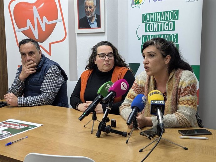 La coordinadora provincial de IU Málaga, Toni Morillas, junto a la portavoz del grupo municipal Con Ronda, Fran Sancho, y el representante de la Federación de Asociaciones de Vecinos de Ronda, Fermín Villodres, en rueda de prensa.