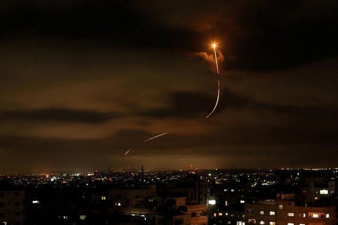 Archivo - 19 May 2021, Palestinian Territories, Gaza City: Israel's Iron Dome anti-missile system intercepts rockets launched from Gaza Strip into Israeli territories, amid the escalating flare-up of Israeli-Palestinian violence. Photo: Bashar Taleb/APA I