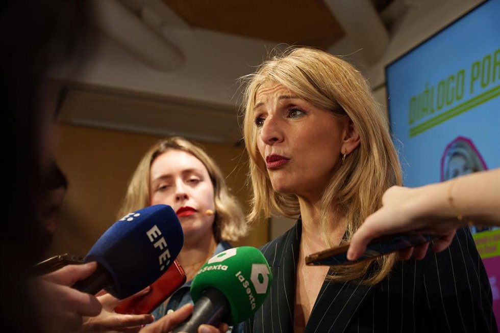 La vicepresidenta segunda y ministra de Trabajo y Economía Social, Yolanda Díaz, comparece ante los medios de comunicación a su llegada al debate 'Diálogo por el futuro del trabajo', en el Espacio Bertelsmann, a 3 de abril de 2025, en Madrid (España). E