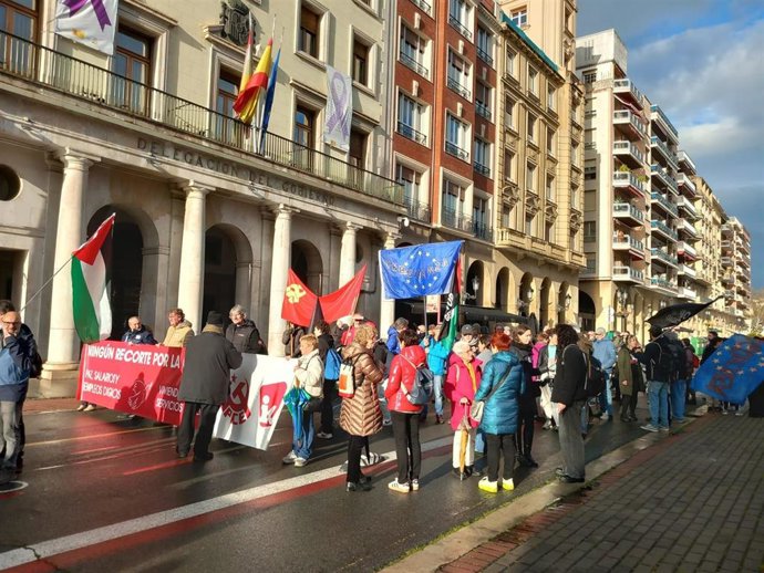 Una manifestación muestra su rechazo al rearme y pide "destinar ese dinero a los derechos humanos y sociales"