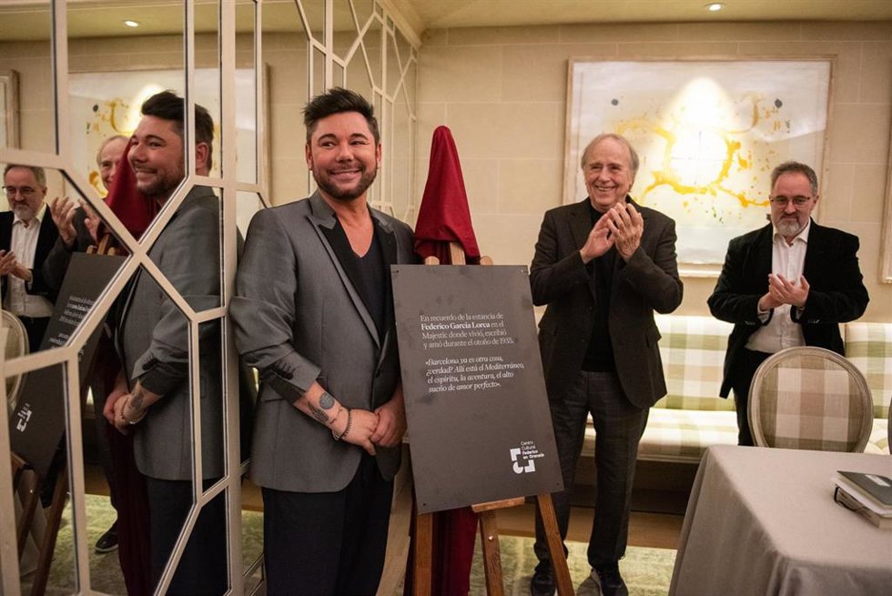 El cantaor Miguel Poveda descubre una placa conmemorativa de Federico García Lorca en el hotel Majestic, junto al cantautor Joan Manuel Serrat y el periodista Víctor Fernández