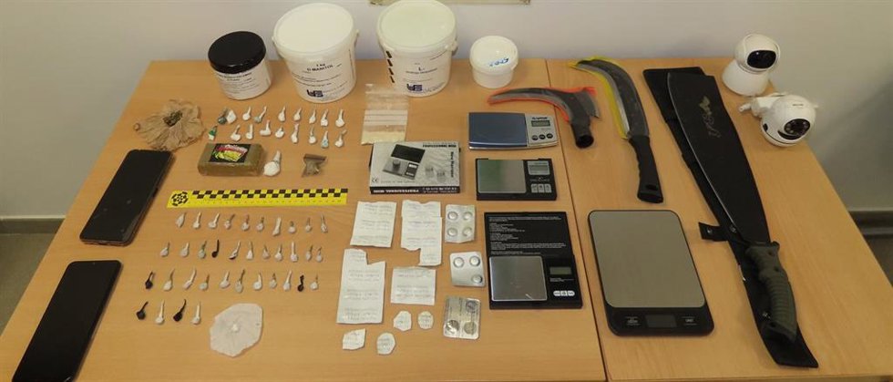 Droga y objetos intervenidos por la Guardia Civil en Priego de Córdoba.