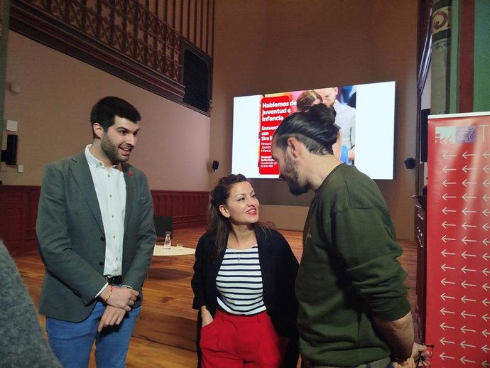 La ministra de Juventud e Infancia, Sira Rego, junto al coordinador general de IUN, Carlos Guzmán, antes de participar en un encuentro organizado por Izquierda Unida de Navarra