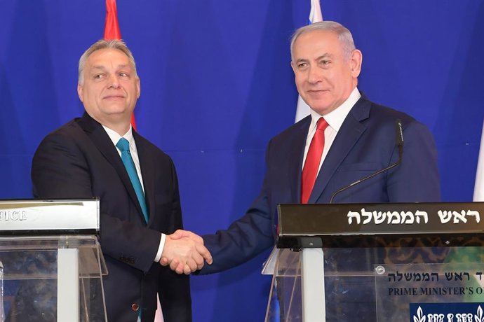 Archivo - HANDOUT - 19 de fevereiro de 2019, ---, Jerusalém: O primeiro-ministro israelense Benjamin Netanyahu (R) aperta a mão do primeiro-ministro húngaro Viktor Orban durante uma coletiva de imprensa após sua reunião. Foto: Amos Ben Gershom/Primeiro-mi
