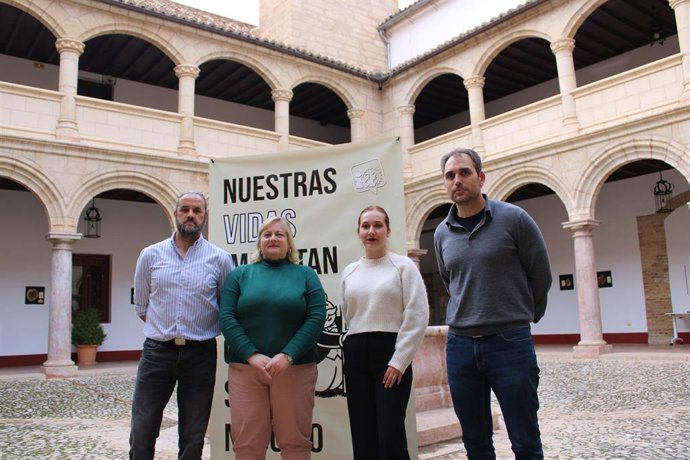 El coordinador general de IU-A en rueda de prensa antes de un acto por la vivienda celebrado en Antequera