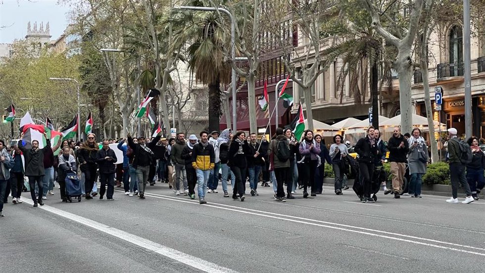 Activistas piden "acabar con el genocidio en Gaza" en la avenida Diagonal de Barcelona