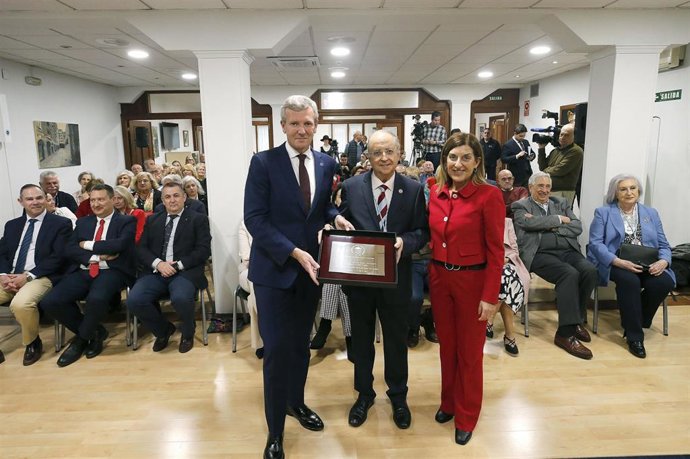 La presidenta de Cantabria, María José Sáenz de Buruaga, asiste al nombramiento como socio de honor del Centro Gallego al presidente de la Xunta de Galicia, Alfonso Rueda