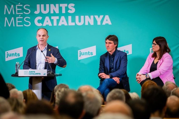 El secretario general de Junts, Jordi Turull; el diputado Salvador Vergés, y la vicealcaldesa de Girona, Gemma Geis.