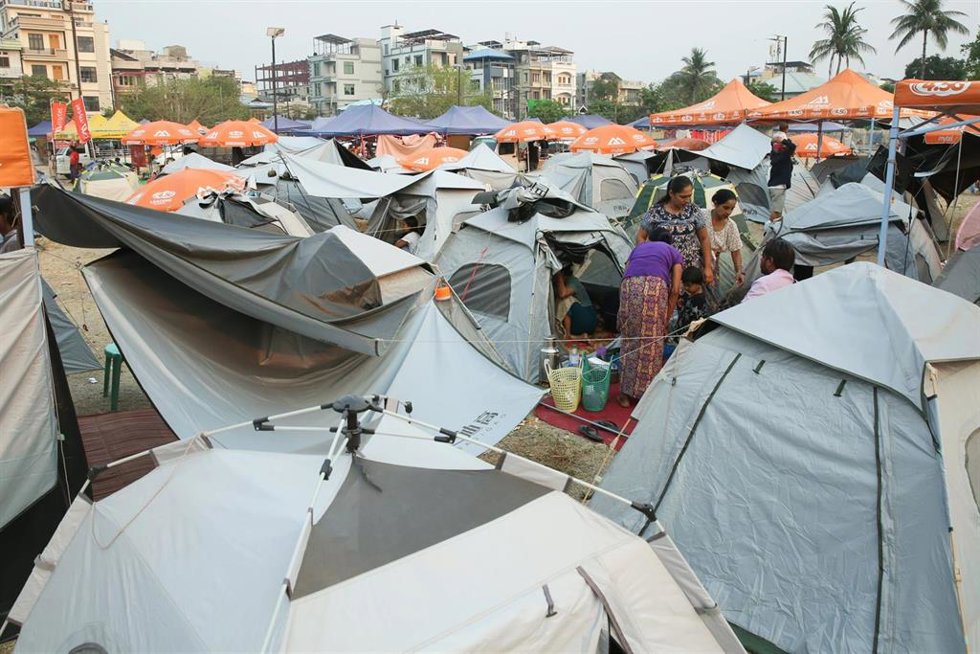 Desplazados por el terremoto en un refugio temporal en la ciudad de Mandalay, Birmania