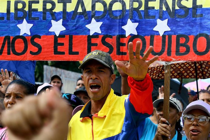 Archivo - Venezolanos participan en una marcha por un referéndum sobre el Esequibo (archivo)