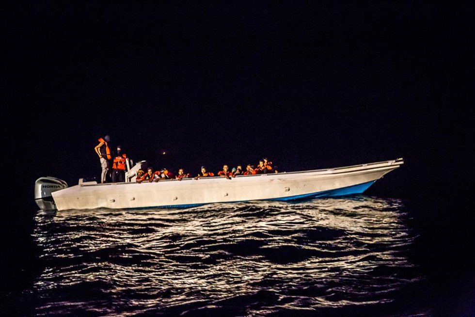 Archivo - Imagen de archivo de una embarcación con personas migrantes en el Mediterráneo